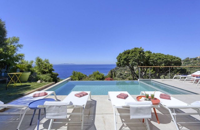 Spectacular sea view / shops and beach within walking distance / Luxury
