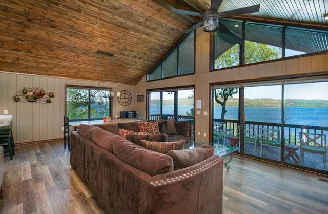 Espectaculares vistas de 180 ° desde Lakefront Beaver Point Lodge en el impresionante lago Beaver