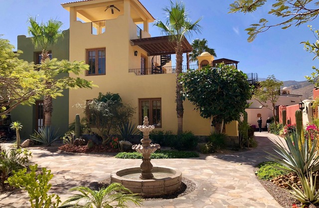 ¡NUEVO LISTADO! FN394 - 2 BDRM Casa Bright & Spacious End unidad cerca del campo de golf