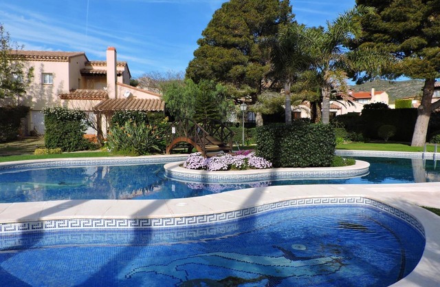 ESPECTACULAR APARTAMENTO CON JARDIN, BARBACOA PRIVADA Y PISCINA COMUNITARIA