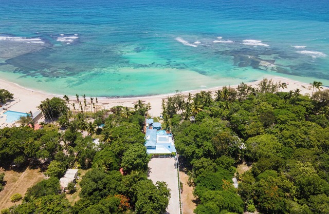 Spectacular Beach front villa, 5 bedrooms... a piece of paradise
