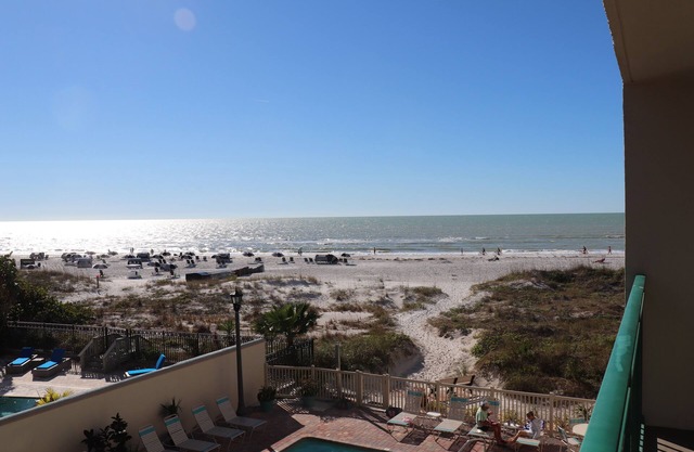 PERFECTO FRENTE A LA PLAYA Condominio con piscina climatizada + muebles nuevos