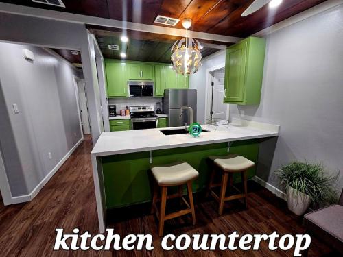 spectacular challet 5 minutes la plaza mall, shopping stores, restaurants and hospitals