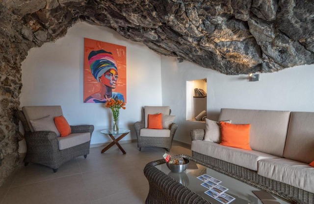 Spectacular Cave with two large terraces (70m2) by the sea