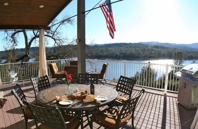 Espectacular Lake Nacimiento Waterfront Home con muelle privado.