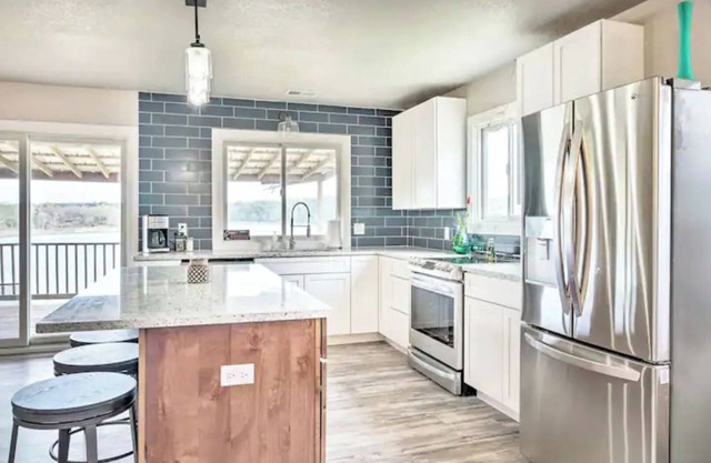 SPECTACULAR Lake Views! Lakefront Oasis- 3BR-2BA Sleeps-12