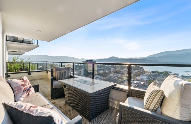 Spectacular Lake View w/ Rooftop Access in Downtown Kelowna!