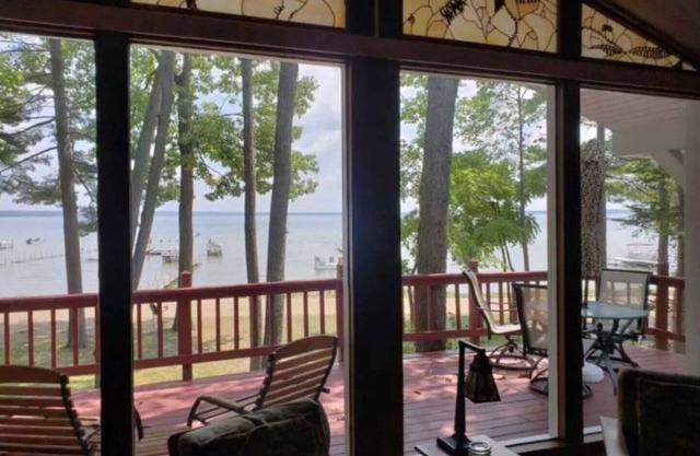 Spectacular Lakefront Cabin w/boat mooring on Higgins Lake Sleeps up to 8 people