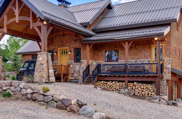 Spectacular Mountain Escape: Timber Home with Gourmet Kitchen & Game Loft