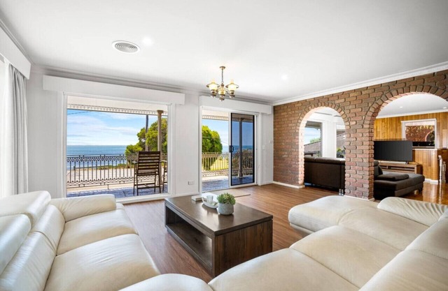 Spectacular ocean view w/ hot tub & woodfire oven