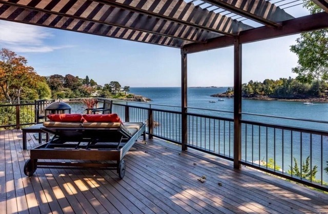 Spectacular Oceanfront House for Halloween Vacation in Salem