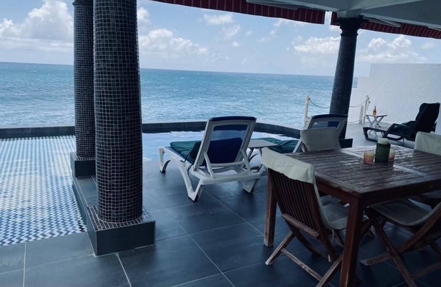 Espectacular villa frente al mar, piscina privada 2 dormitorios / 2 baños