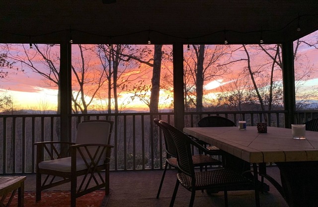 Spectacular panoramic mountain views! 3 king suites, hike, bike, swim, paddle