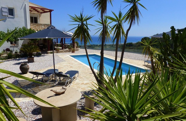 Villa con encanto - piscina y fantásticas vistas al mar, cerca de una larga playa de arena.