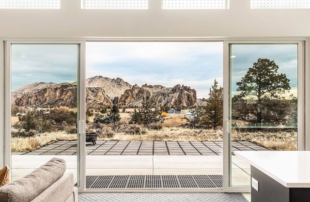 Spectacular Smith Rock Views on Property - Quiet and Modern w/ King Beds