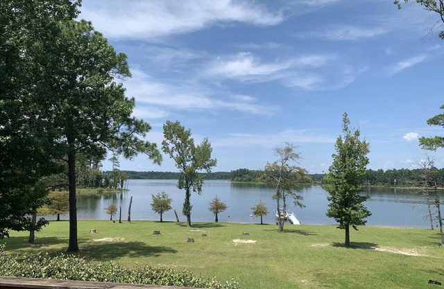 ¡Vista espectacular! Frente al hogar en el lago Sam Rayburn --- (300 pies. Fachada)