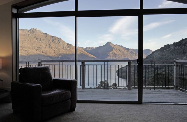 Spectacular views, warm, lots of rooms & spaces for all to enjoy