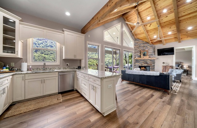 Spectacular Waterfall Views! Chimney Rock Cottage - EV Charger