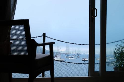 Spectacular Waterfront Views With Parking At 'Mariners Mirror'