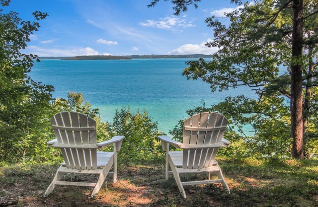 Spectacular West Bay views on 58 wooded acres! 10 mins to downtown TC