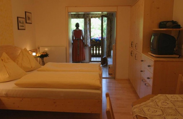 "Spitzmauer" / sala de estar / dormitorio / ducha, inodoro - Familienbauernhof Grossgrub