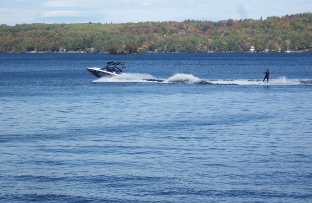NO PUEDE ACERCARSE AL AGUA! LAKE FRONT HOME BOAT HOUSE Y BOAT SLIPS LG DOCK!