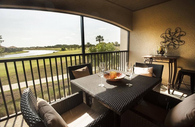 Relájese en esta espectacular veranda nacional de Lakewood con vista al lago y al golf