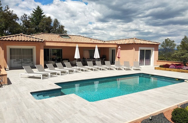 ESPLENDIDA NUEVA VILLA de 360m² con PISCINA CLIMATIZADA