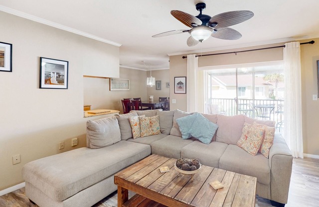 Splendid condo with private beach access, heated pool, hot tub & volleyball