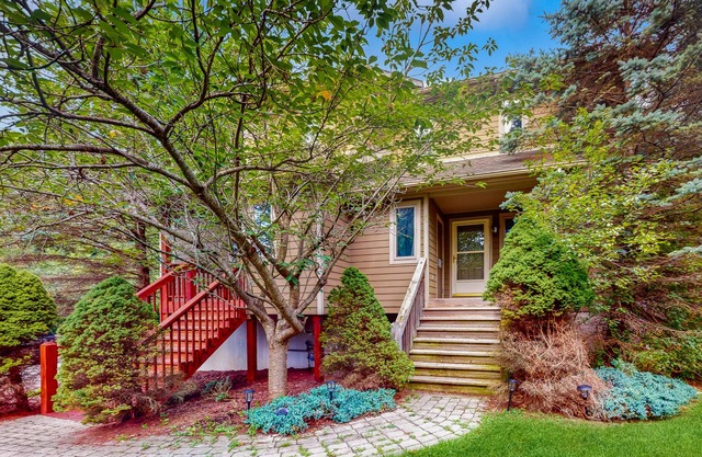Splendid dog-friendly home with hot tub, deck, free WIFI & gas grill
