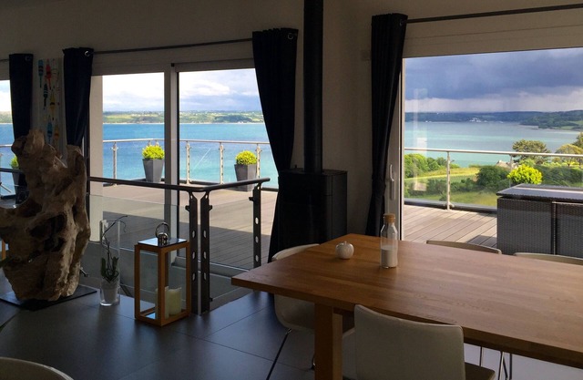 Espléndida Casa con Impregnable Vista al Mar