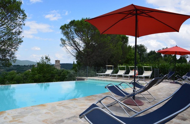 Espléndida villa privada para 12 personas con piscina y olivos.