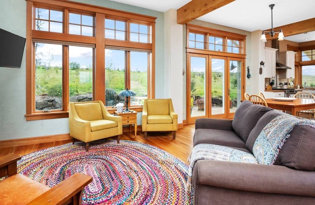 Splendid Private Setting on 15 Acres, *Pet Friendly*, Fire-Pit, BBQ, Close to Vineyards and Trails