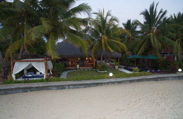 ESPLENDIDA "VILLA SAKINA" frente a la playa con jacuzzi