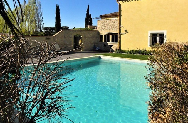 Amplia villa con gran parcela de 5000 m² y piscina.
