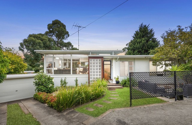 Split level home with pool/spa close to river/CBD