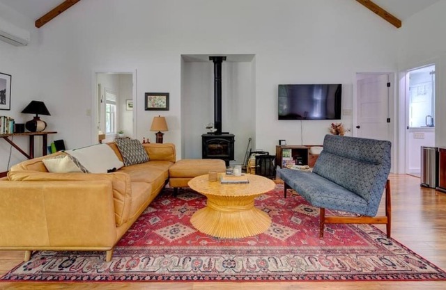 Split Rock Cabin - Chic and Cozy near Barryville