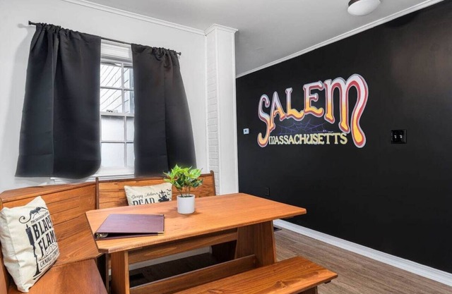 *Spooky Halloween 2BR|Downtown+Parking|Witch House