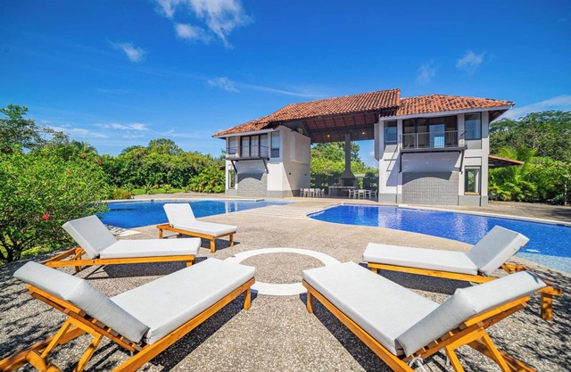 Spora Sunrise Loft – Pools & Beaches Retreat