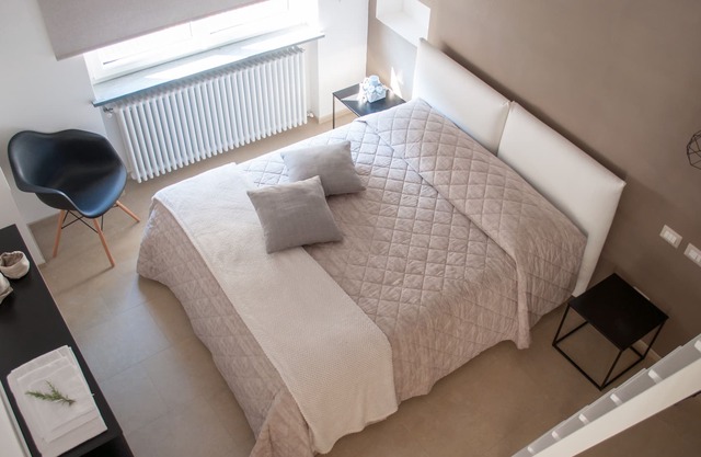 DEPORTE Y RELAJACIÓN. Casa con muebles de diseño y un hermoso jardín.