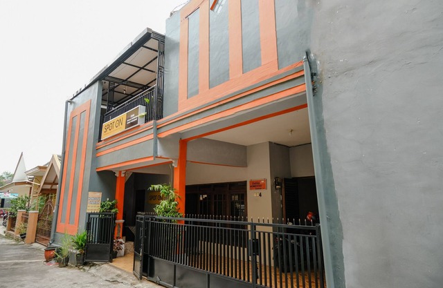 SPOT ON 2368 Dahlia Homestay Family Residence