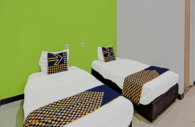 SPOT ON 92255 Lucky Guesthouse