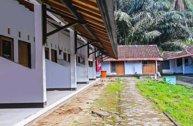 SPOT ON 92507 Sukandi Homestay Near The Semeton Homestay