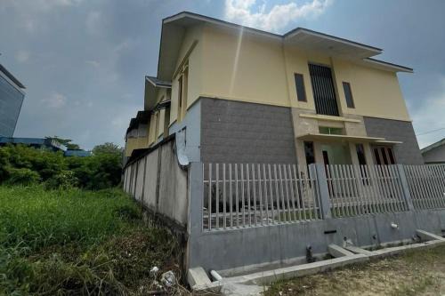 SPOT ON 93378 Lona Guest House SyariahNearScience Park Universitas Riau
