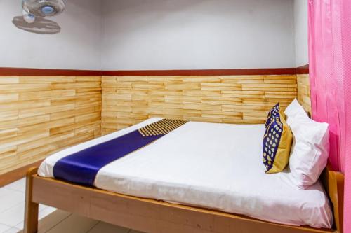 SPOT ON 93517 De Lanang Homestay Near Masjid Janapria