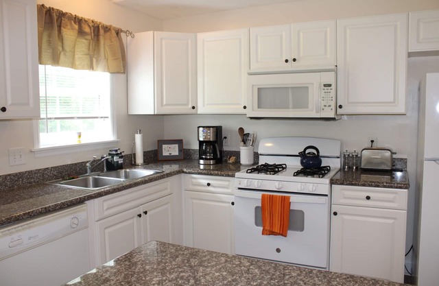 Spotless, comfortable and safe. Great location with excellent kitchen + backyard