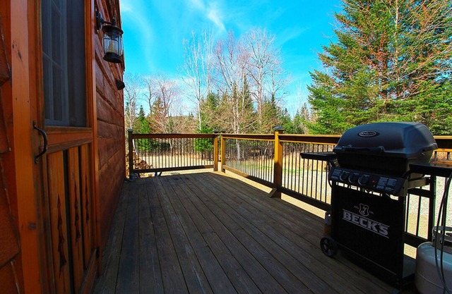 Spotted Fawn - Recently updated three bedroom, two bath home located near the village of Oquossoc
