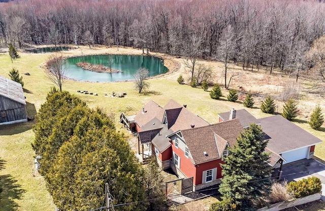 Sprawling spacious farmhouse 5 minutes away from Blue Mountain Ski Resort.