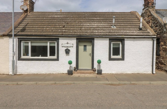 SPRING COTTAGE, pet friendly, character holiday cottage in Chirnside