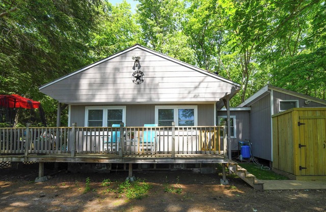 ** SPRING SPECIAL ** Charming 3-Bedroom Cottage Overlooking Foster Pond